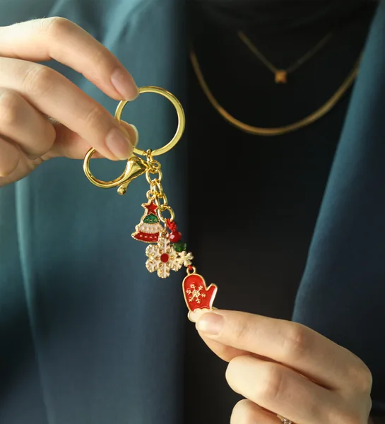 Kadına Mini Yılbaşı Hediyesi (detay)